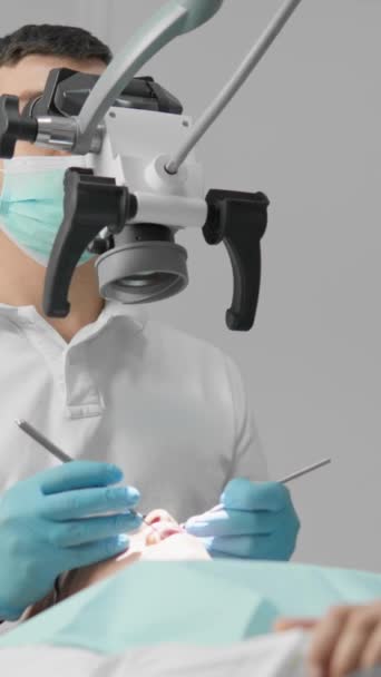 Aikana hampaanpoistoon menettely, lääkäri käyttää mikroskooppi tarkasti leikata ja poistaa juuren osat hampaan vahingoittamatta ympäröivien kudosten. Laadukas 4k kuvamateriaalia - Materiaali, video