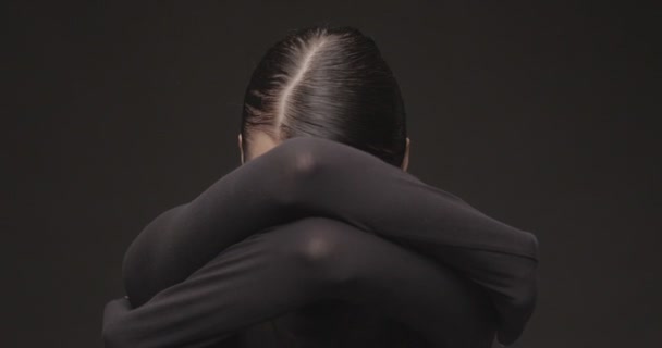 Portret schieten van een jonge vrouw in een studio op een zwarte achtergrond. Langzame beweging. - Video