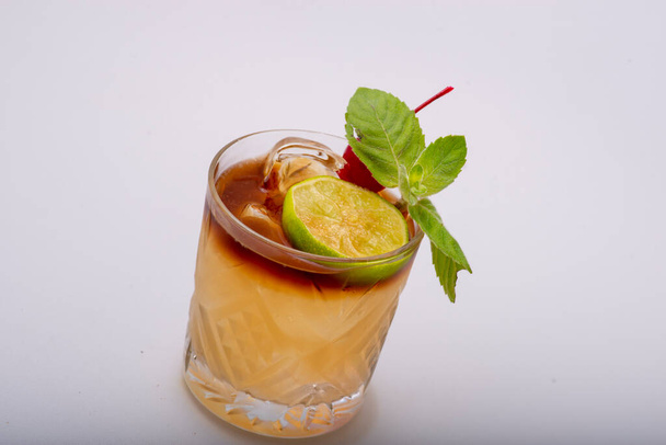 glas cocktail met munt en ijs - Foto, afbeelding