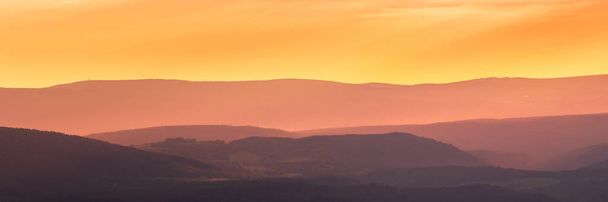 Ανατολικές Σουδέτες, πολύχρωμο ηλιοβασίλεμα πάνω από τα βουνά, θέα στην οροσειρά και την κοιλάδα από το μονοπάτι της πεζοπορίας. - Φωτογραφία, εικόνα