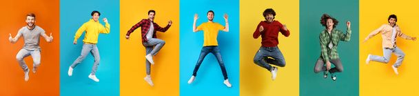 Hodně štěstí. Diverse Happy Psi Jumping Proti světlé pozadí ve studiu, Veselé multietnické Muži slaví úspěch nebo se baví, Pózování na barevné Backdrops, Koláž, Panorama - Fotografie, Obrázek