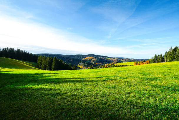 Осенний пейзаж около Фуртвангена в Шварцвальде. Природа с лесами и холмами. - Фото, изображение