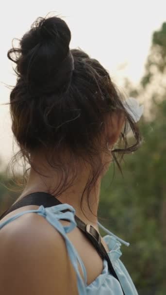 Asijské dívka s květinou ve vlasech s úsměvem na kameru - FHD vertikální video - Záběry, video