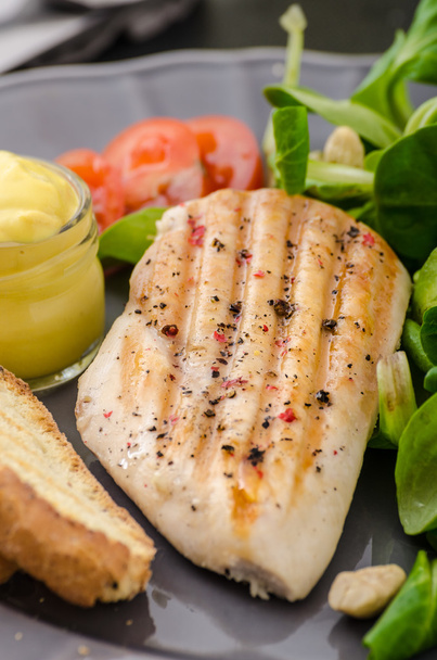 Grillezett csirkemell salátával, héjas - Fotó, kép