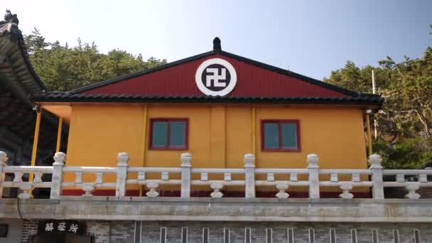 Horogkereszt szimbólum a Haedong Yonggungsa templomnál Busan közelében, Dél-Koreában. Kiváló minőségű 4k felvételek - Felvétel, videó