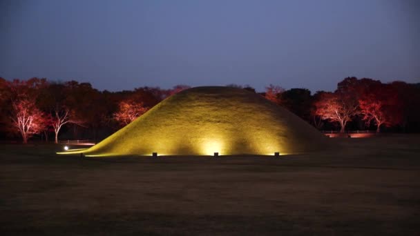 Grandes tumbas antiguas de reyes de la dinastía Silla en Gyeongju, parque real tumuli por la noche. Tumbas de hierba verde en Corea del Sur. Imágenes de alta calidad 4k - Metraje, vídeo