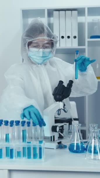 Biochemik analizuje próbki do badania procesów chemicznych w komórkach organizmu. W laboratorium, badacz medyczny analizuje próbki tkanek, aby znaleźć nowe metody leczenia chorób. Wysokiej jakości FullHD - Materiał filmowy, wideo
