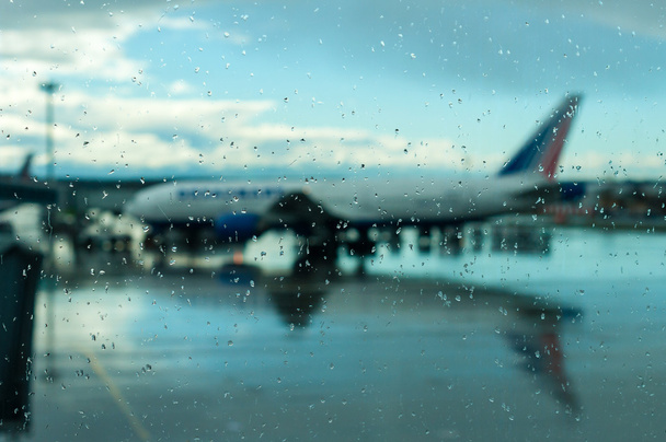 Avión en el aeropuerto. Mal tiempo, huracán. Retrasos de vuelo, colapso del transporte
 - Foto, imagen