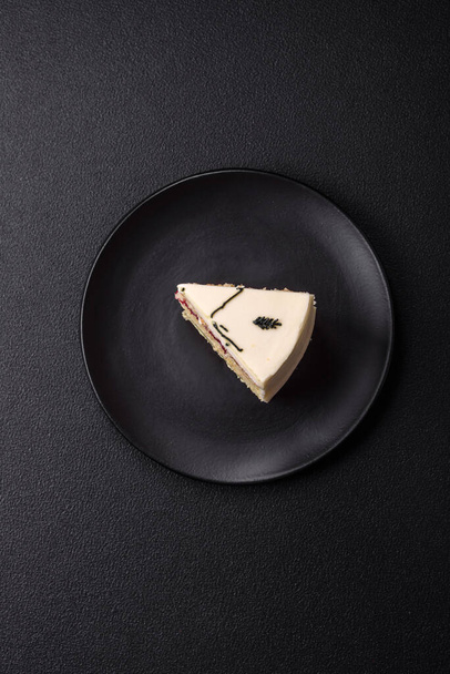 Delicioso doce sobremesa cheesecake com framboesa e pistache sabor no fundo de concreto texturizado - Foto, Imagem