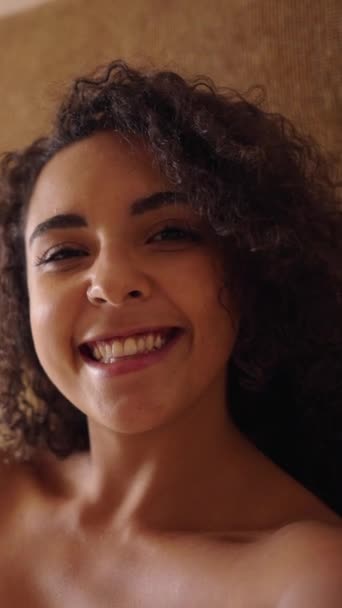 Gyönyörű nő mosolyog a kamera megérinti a haját - FHD függőleges videó - Felvétel, videó