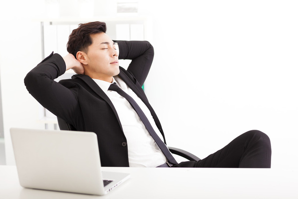 relajado Joven hombre de negocios en la oficina
 - Foto, Imagen