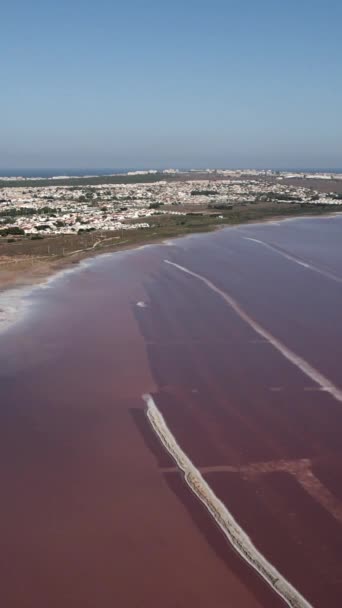 Luftaufnahme des rosafarbenen Sees von Las Salinas, Torrevieja Stadtbild und das Mittelmeer, Costa Blanca Provinz Alicante Spanien - Drohnenschuss - Vertikal 1080 Video - Filmmaterial, Video