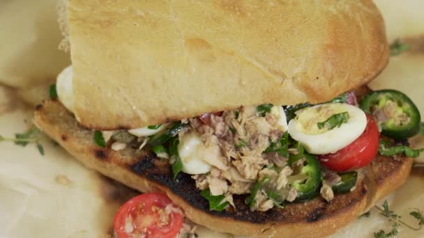 Geserveerd verse panini sandwich met tonijn en kwarteleitjes - Video