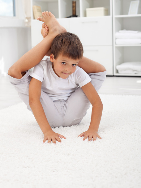 Little contortionist boy - Fotografie, Obrázek