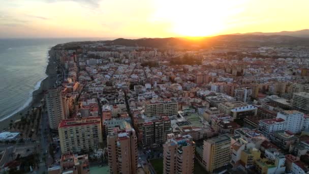 Luchtfoto van een kuststad die tijdens de zomer in Zuid-Spanje wordt veroverd. Hoge kwaliteit 4k beeldmateriaal - Video