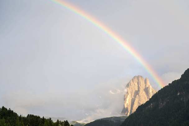 Sateenkaari Sassolungon yllä Dolomiiteissa, Etelä-Tirolissa Italia - Valokuva, kuva