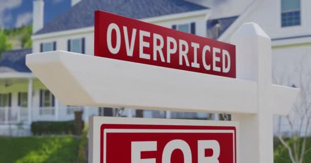 Dolly Zoom of A Overpriced For Sale Real Estate Sign with a New Home in the Background. - Footage, Video