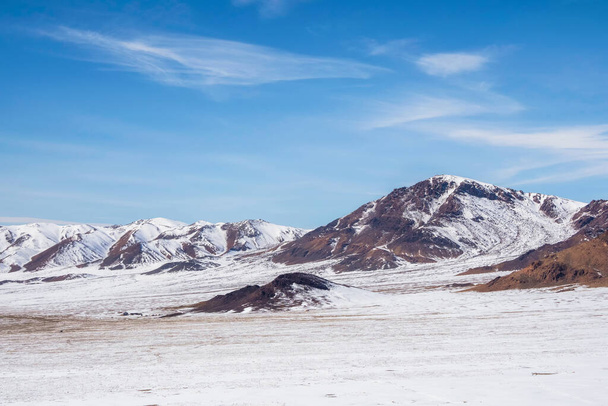 Sabah kış manzarası. Mavi gökyüzünün altında yüksek dağ sırtı olan harika bir dağ manzarası. Karlı dağ yamacının minimalist doğası. Uzak dev dağların muhteşem manzarası. - Fotoğraf, Görsel