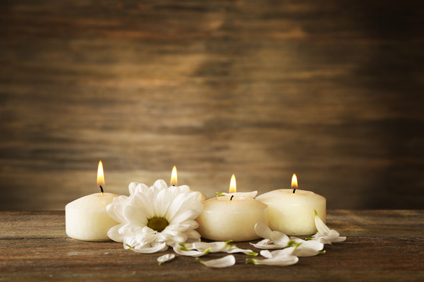 Candles with chrysanthemum on wooden background - Fotoğraf, Görsel