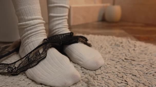 Nainen riisuu pikkuhousut, pikkuhousut putoavat naisten jalat wc naisten jalat lähikuva - Materiaali, video