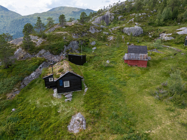 típico complejo vacacional con bosque en las montañas de Noruega - Foto, imagen