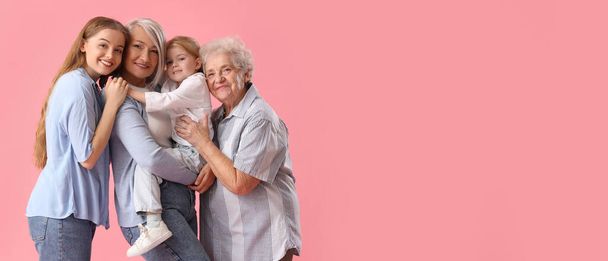 Bambina con la sua famiglia che abbraccia su sfondo rosa con spazio per il testo - Foto, immagini