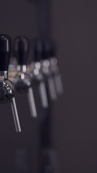 醸造所でビールタップをドラフト - ラックフォーカス - フルHD垂直ビデオ - 映像、動画