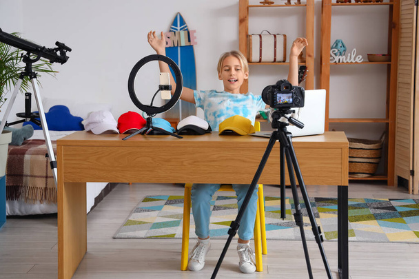 Blogueur adolescent avec casquettes enregistrement vidéo à la maison - Photo, image