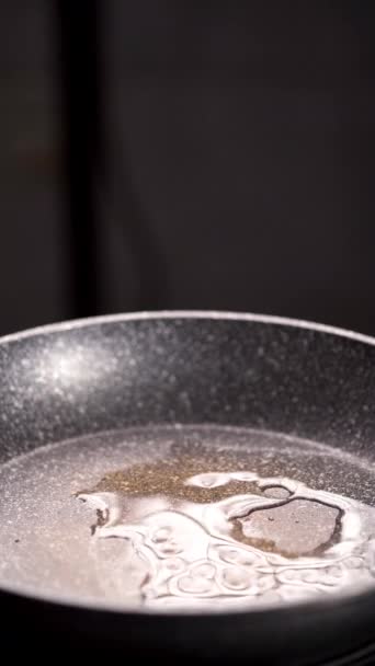 Говяжья вырезка или телячье филе, обжаренное в растительном масле на сковороде. Концепция приготовления мясного стейка. Вертикальное видео - Кадры, видео