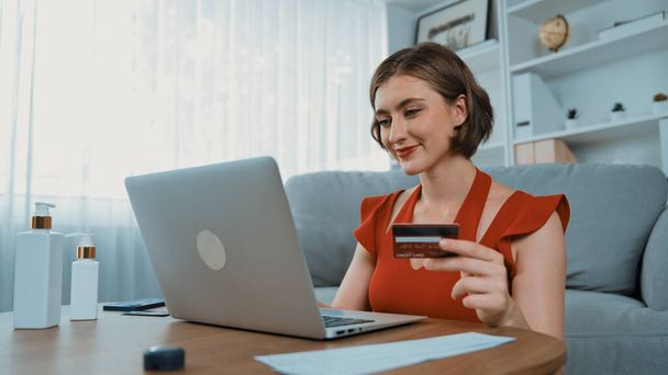 Γυναίκα ψώνια ή να πληρώσει για το προϊόν ομορφιάς σε απευθείας σύνδεση στην αγορά του Διαδικτύου περιήγηση προς πώληση καλλυντικών ως σύγχρονο τρόπο ζωής και πιστωτική κάρτα για online πληρωμή από το πορτοφόλι από το λογισμικό ασφαλείας prim κυβερνοχώρο - Φωτογραφία, εικόνα
