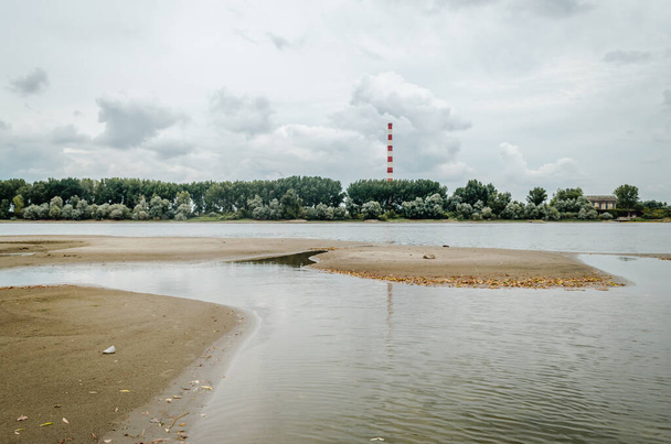 La rive sablonneuse du Danube près de la ville de Novi Sad. Panorama des rives du Danube près du Petrovaradin. Une des plages de la ville - Oficirac à Novi Sad. - Photo, image