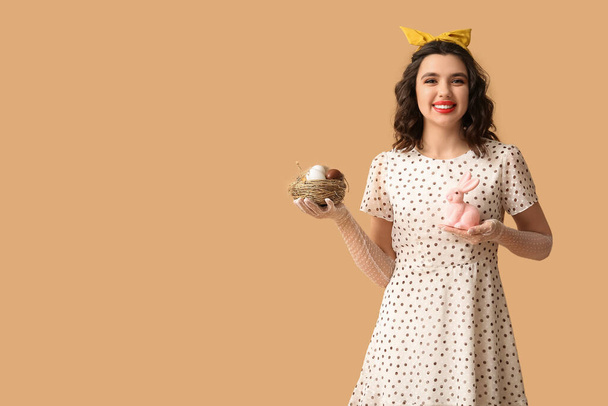 Happy pin-up nainen tilalla pääsiäismunia ja pupu väri tausta - Valokuva, kuva