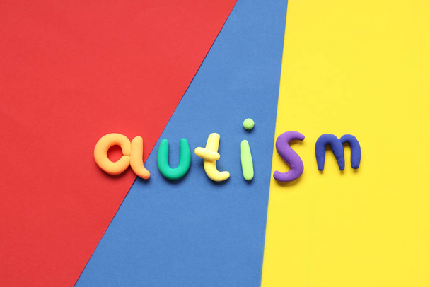 Word AUTISM op kleur achtergrond. Begrip autistische stoornis - Foto, afbeelding