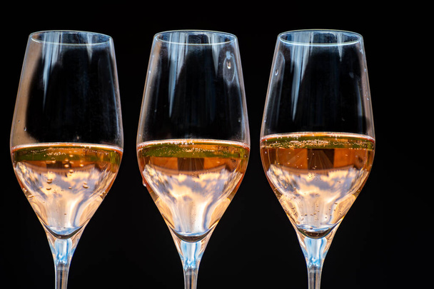 Picknick op groen gras met een glas rozenchampagne mousserende wijn of cava, cremant geproduceerd volgens de traditionele methode in grotten aan de rivier de Marne, Champagne regio, Frankrijk - Foto, afbeelding