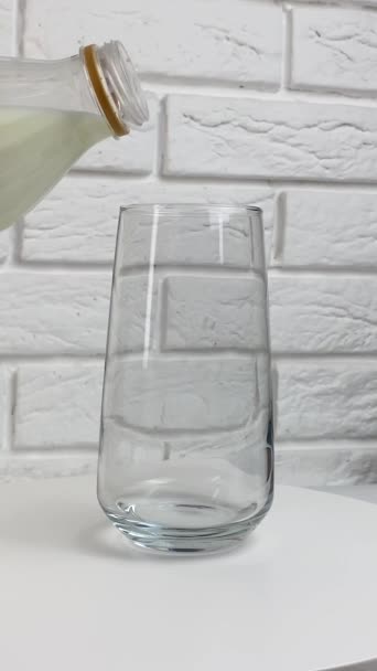 Giet de melk in het glas en spatwater. zuivel is een gezonde eiwitrijke drank 4k - Video