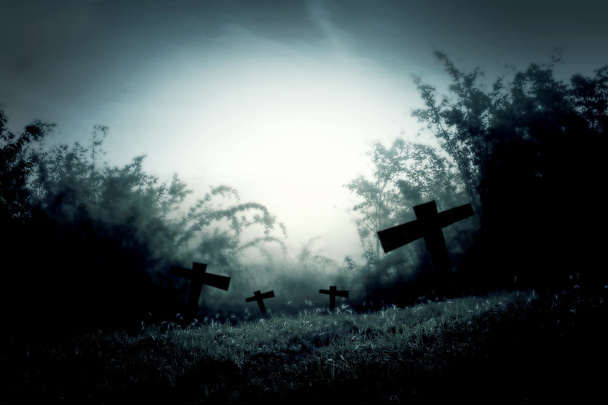 墓地の夜 - 写真・画像