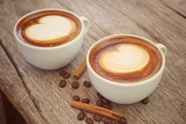 Twee kopjes latte art koffie - Foto, afbeelding