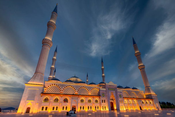 Le crépuscule s'installe au-dessus de la mosquée Camlica, avec ses minarets illuminés perçant le ciel du soir dans le quartier d'Uskudar, Istanbul, Turquie - Photo, image