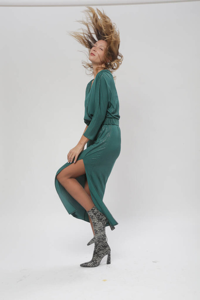 Serie de fotos de estudio de la joven modelo femenina con vestido verde - Foto, Imagen