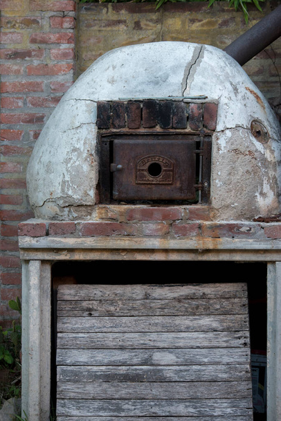 Primer plano de un viejo horno de barro - Foto, Imagen