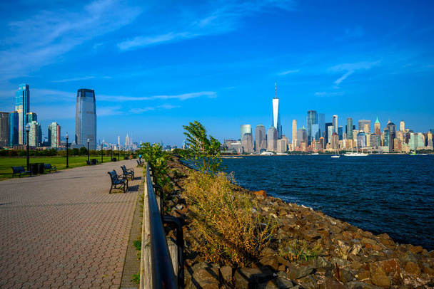 Blick auf den Hafen von New York, Manhattan und die Freiheitsstatue vom Liberty State Park, Jersey City, NJ, USA - Foto, Bild