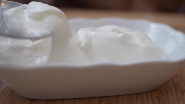 yaourt frais dans un bol sur la table . - Séquence, vidéo