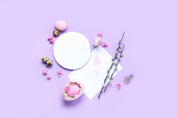 Cartes blanches avec oeufs de Pâques, fleurs et branches de saule sur fond lilas - Photo, image