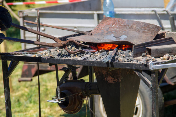 Carbón caliente en un brasero de fragua - Foto, Imagen