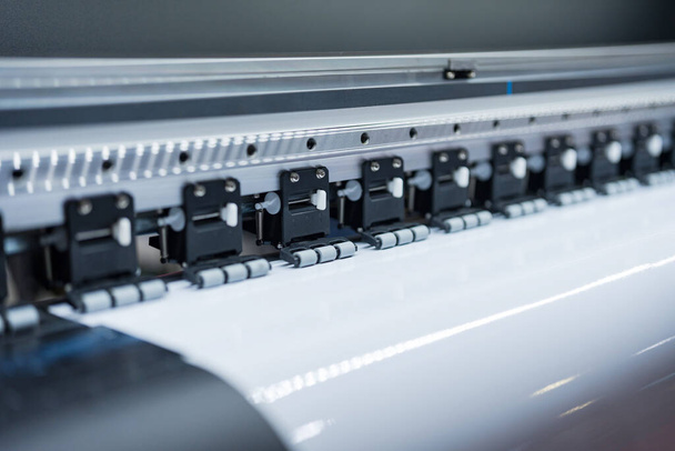Lähikuva suurikokoisen tulostimen päät toiminnassa, Yksityiskohtainen näkymä modernin suurikokoisen tulostimen päät työskentelevät valkoisessa mediassa - Valokuva, kuva