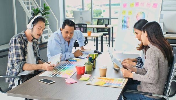 Група азіатського творчого дизайну зустріч з ідеями мозкового штурму для планування та розвитку проекту в офісі, азіатський колега по стартапу малого бізнесу, колеги, які працюють на вирішення, команда Corperate - Фото, зображення