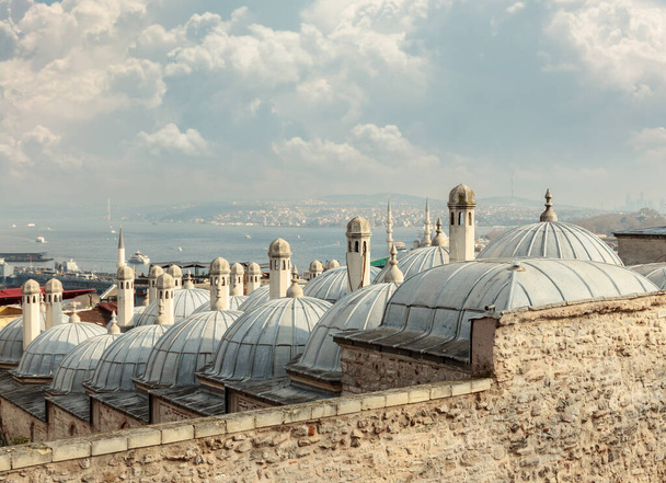 Kuppeln der berühmten Roksolana-Bäder. Blick von der Süleymaniye Moschee, Istanbul, Türkei - Foto, Bild