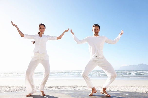 Paar, Yoga oder Strand in Achtsamkeit, Meditation als Gesundheit, Fitness oder Wellness in Frieden. Mann, Frau oder Augen geschlossen, um sich als spirituell, Zen oder Leistung für Gleichgewicht und Dankbarkeit zu fokussieren. - Foto, Bild