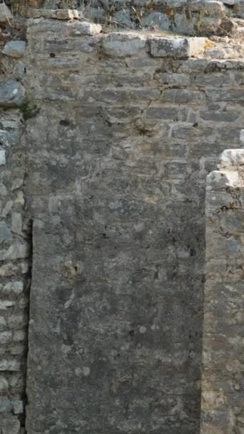 Suuren Basilikan rauniot Butrintin kansallispuistossa, Buthrotumissa, Albaniassa. Triconch Palace Butrint Life ja kuolema antiikin roomalainen talo Historiallinen keskiaikainen Venetsian torni ympäröi. Painike - Materiaali, video
