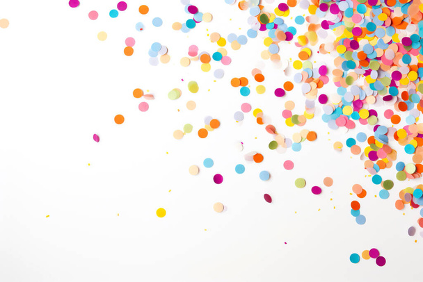 Confettis colorés éparpillés sur un fond blanc immaculé, capturant un moment de célébration et de joie - Photo, image